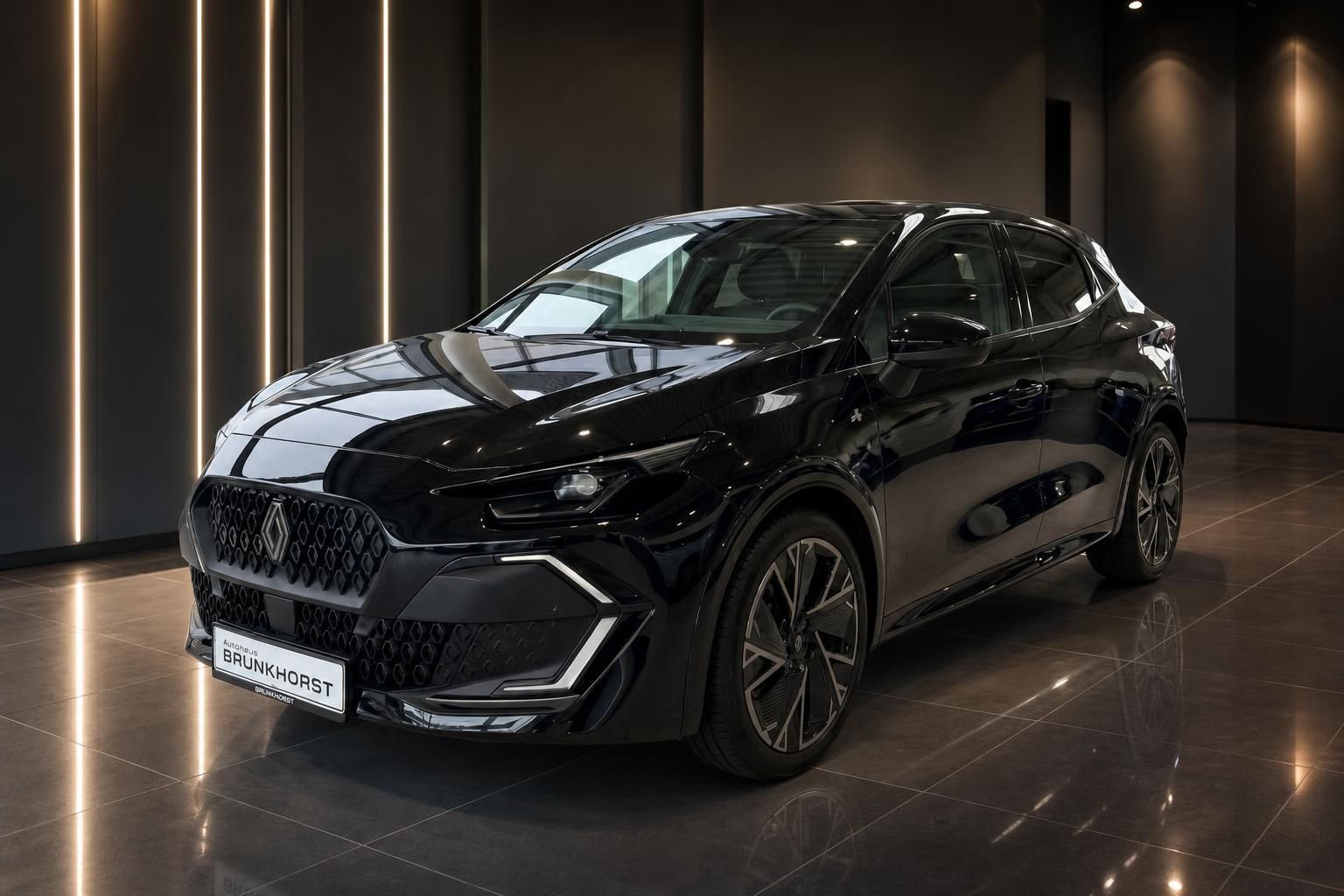 Schwarzer Renault SUV Seitenansicht im eleganten Showroom mit Sportfelgen