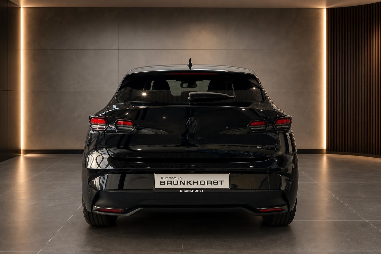 Schwarzer Renault Heckansicht im Autohaus Showroom mit modernem Design