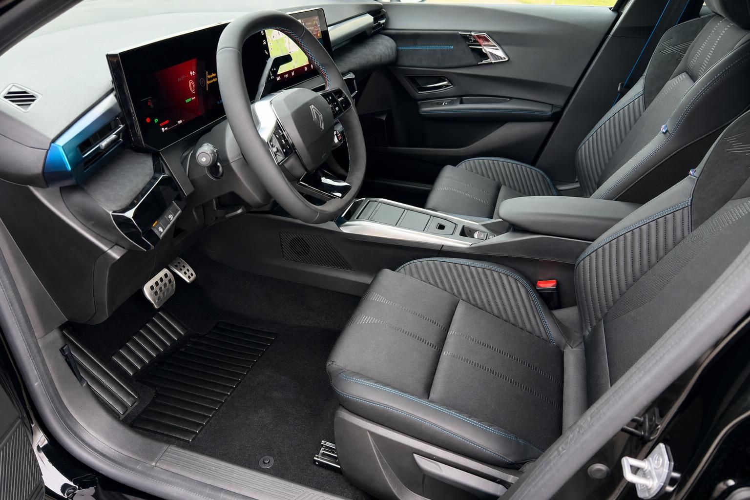 Renault Innenraum mit grauem Stoff, Touchscreen-Display und modernem Cockpit-Design