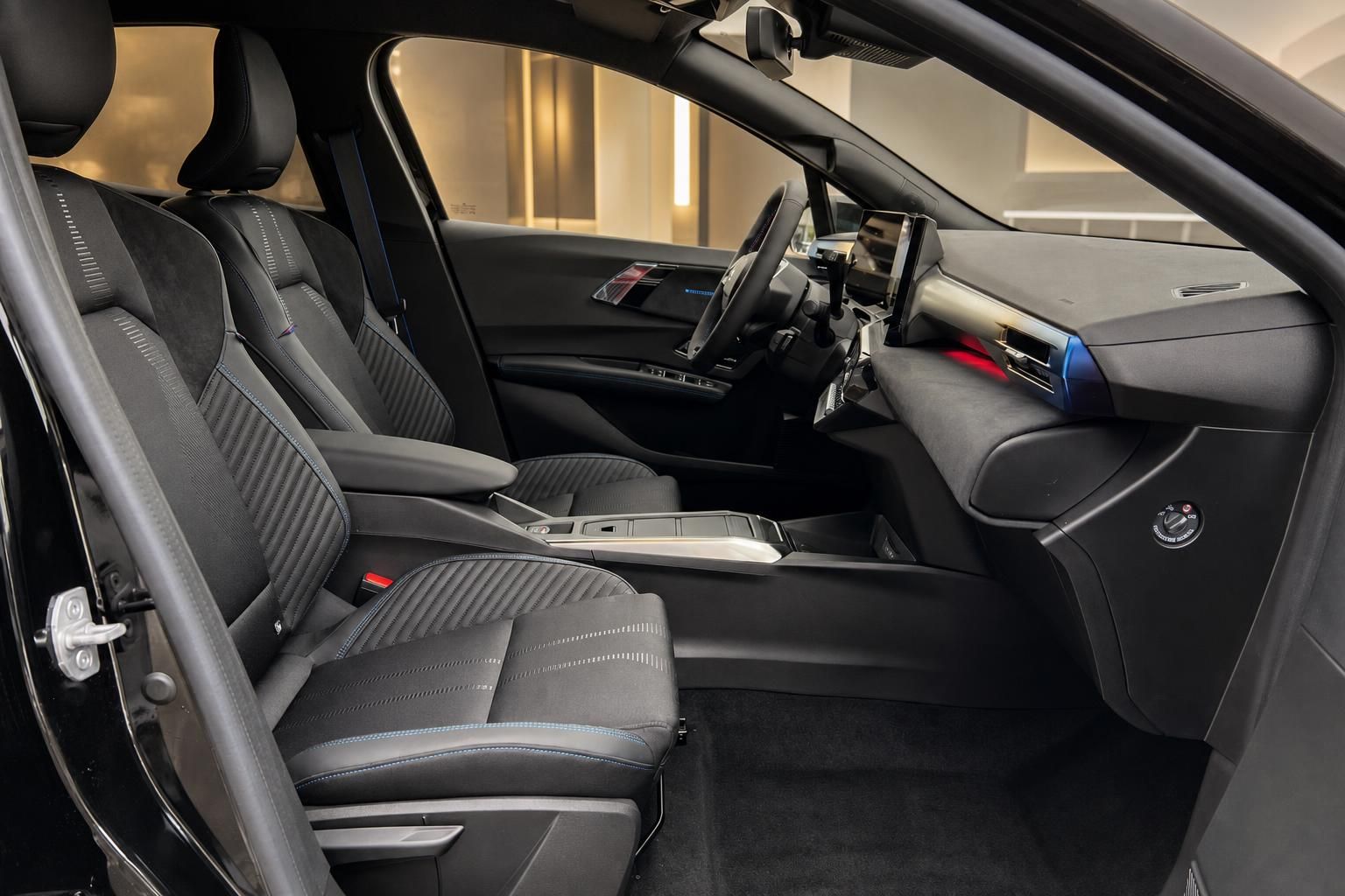 Renault Fahrzeug Innenraum mit Vordersitzen und modernem Dashboard