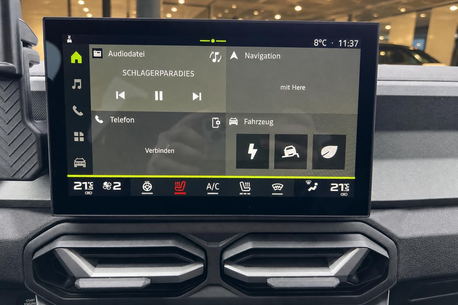 Auto Infotainment System mit Touchscreen, Navigation und Klimasteuerung im Armaturenbrett