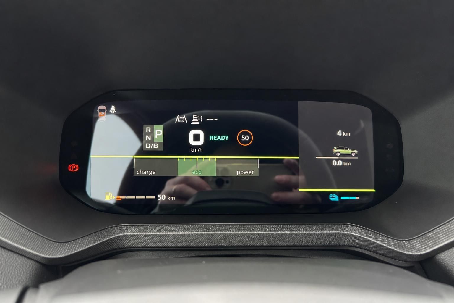 Digitales Kombiinstrument eines Elektrofahrzeugs mit Ladeanzeige und Fahrmodi-Display