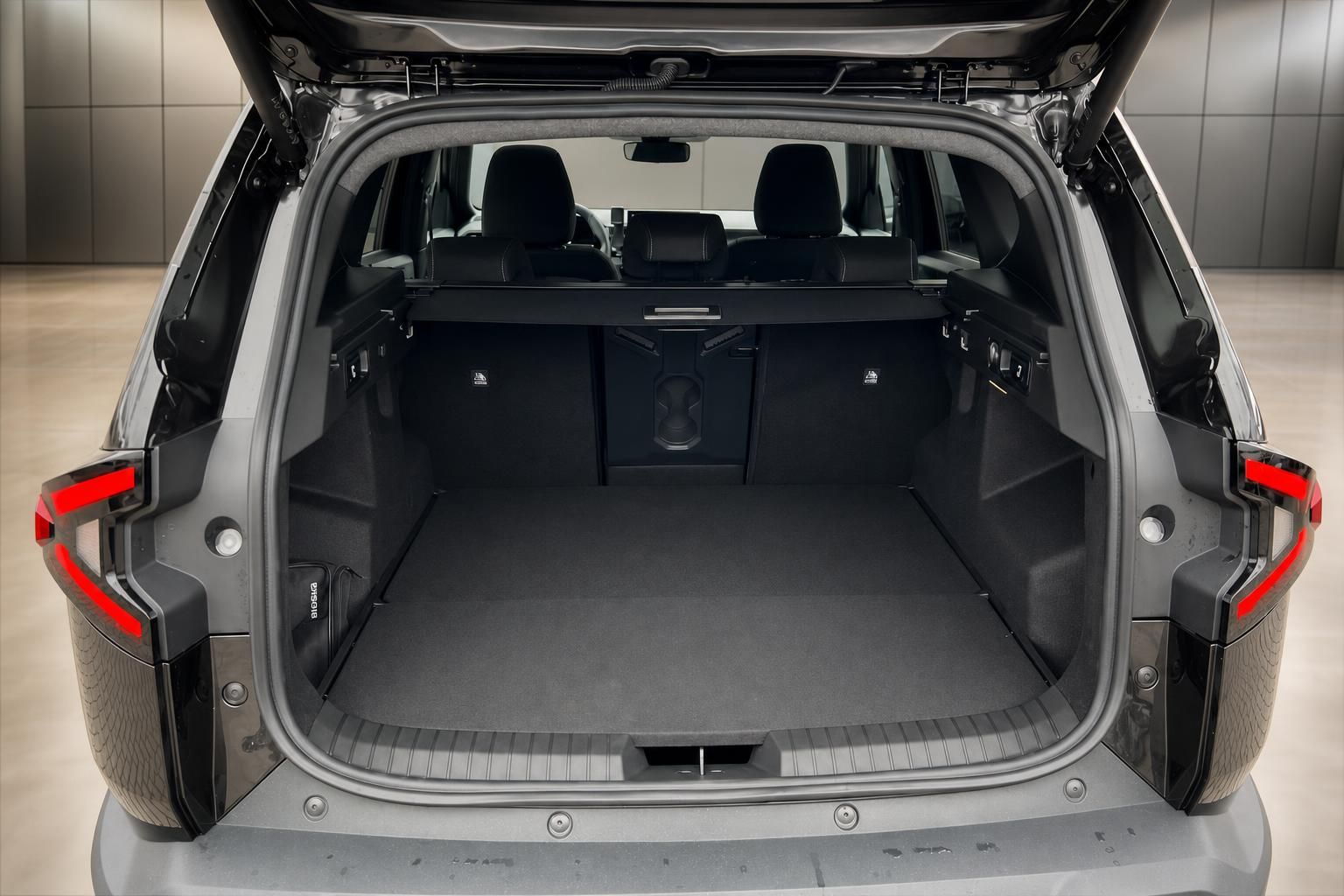 Kofferraum eines SUVs mit geöffneter Heckklappe und umgeklappten Rücksitzen für maximalen Stauraum