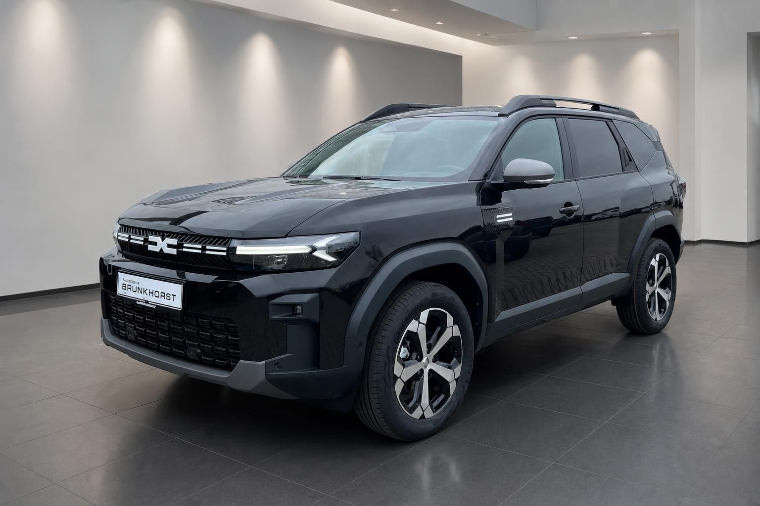 Dacia Bigster SUV in grau - Außenansicht Schrägansicht vorne im Autohaus Brunkhorst Showroom
