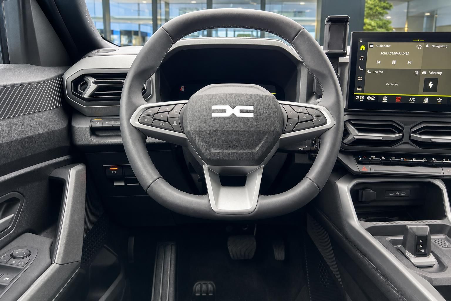 Fahrzeug Innenraum mit Lenkrad, Armaturenbrett und Touchscreen Display - moderne Ausstattung