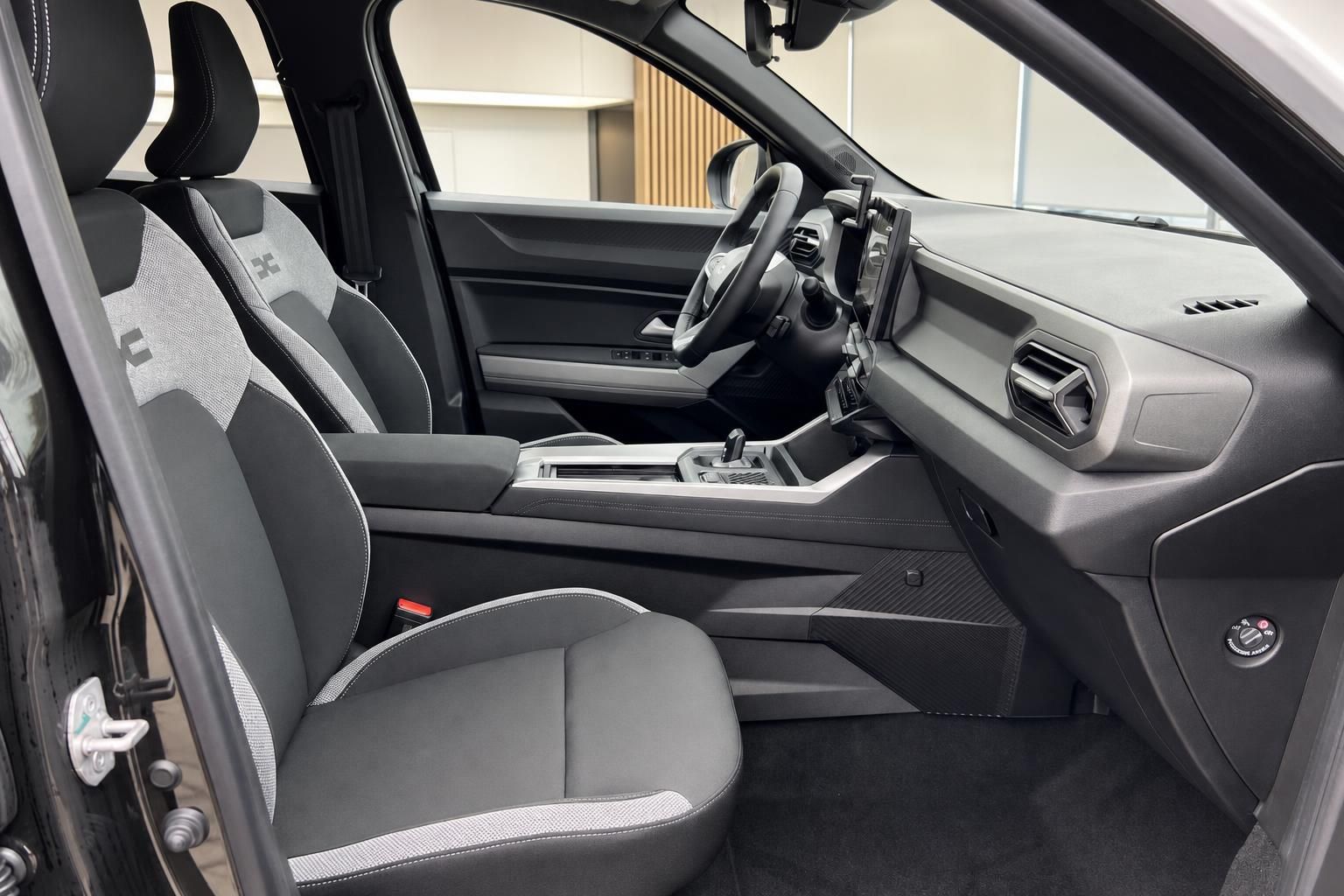 Auto Innenansicht mit Vordersitzen, Mittelkonsole und modernem Design in grau-schwarzer Ausstattung