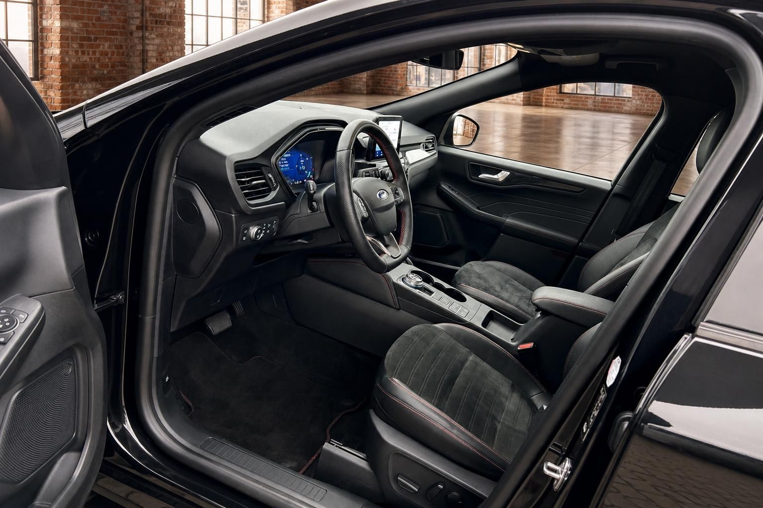 Ford Kuga Innenraum mit Cockpit, Lenkrad und schwarzen Sportsitzen