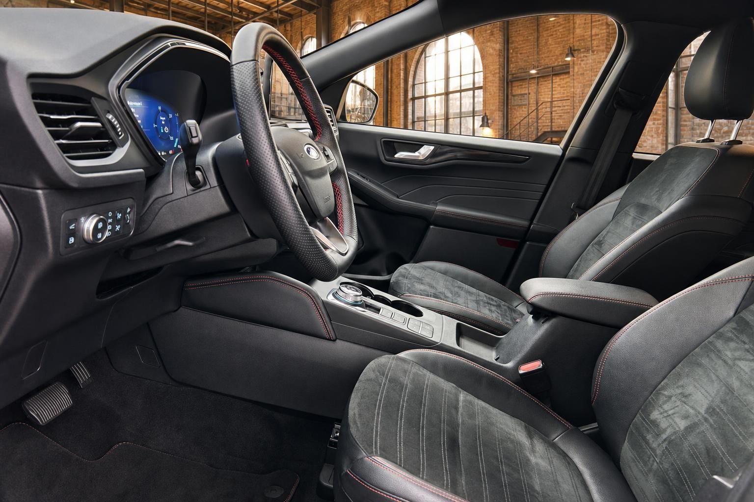 Ford Innenraum mit schwarzen Sportsitzen und Lederlenkrad