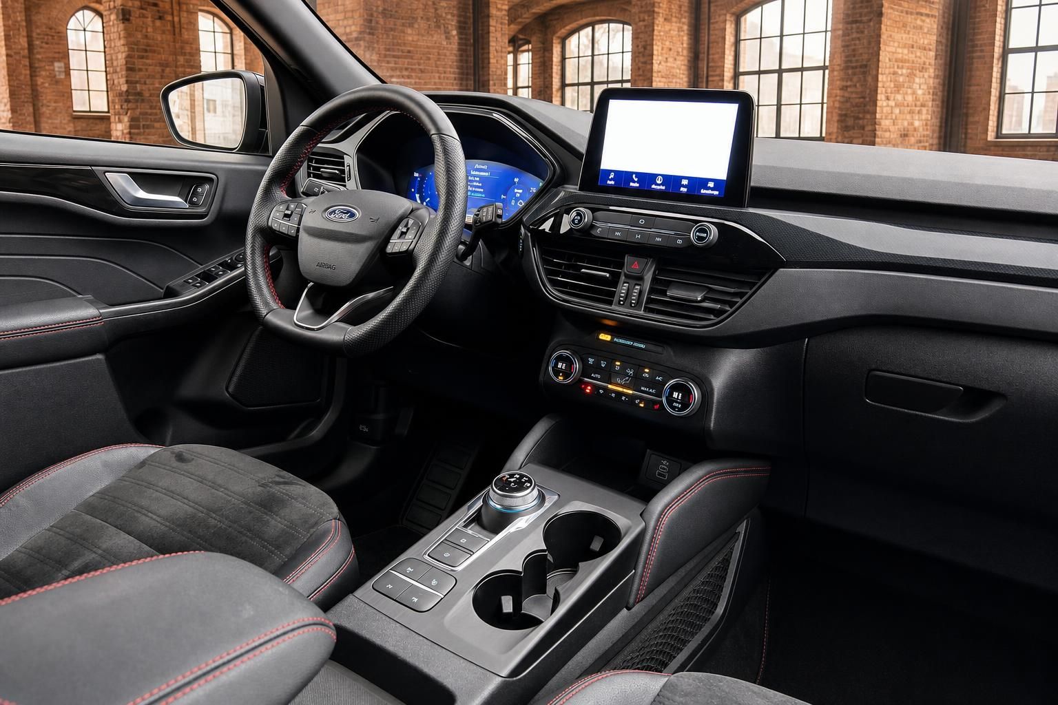 Ford Cockpit mit Lenkrad, Digitaltacho und Mittelkonsole