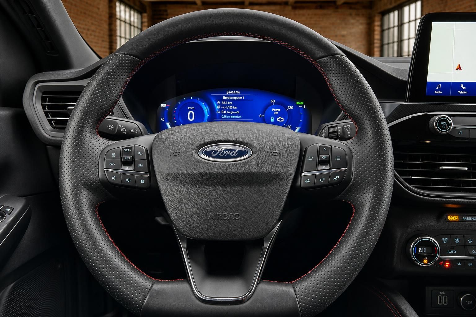 Ford Lenkrad Nahaufnahme mit Logo und Bordcomputer Anzeige