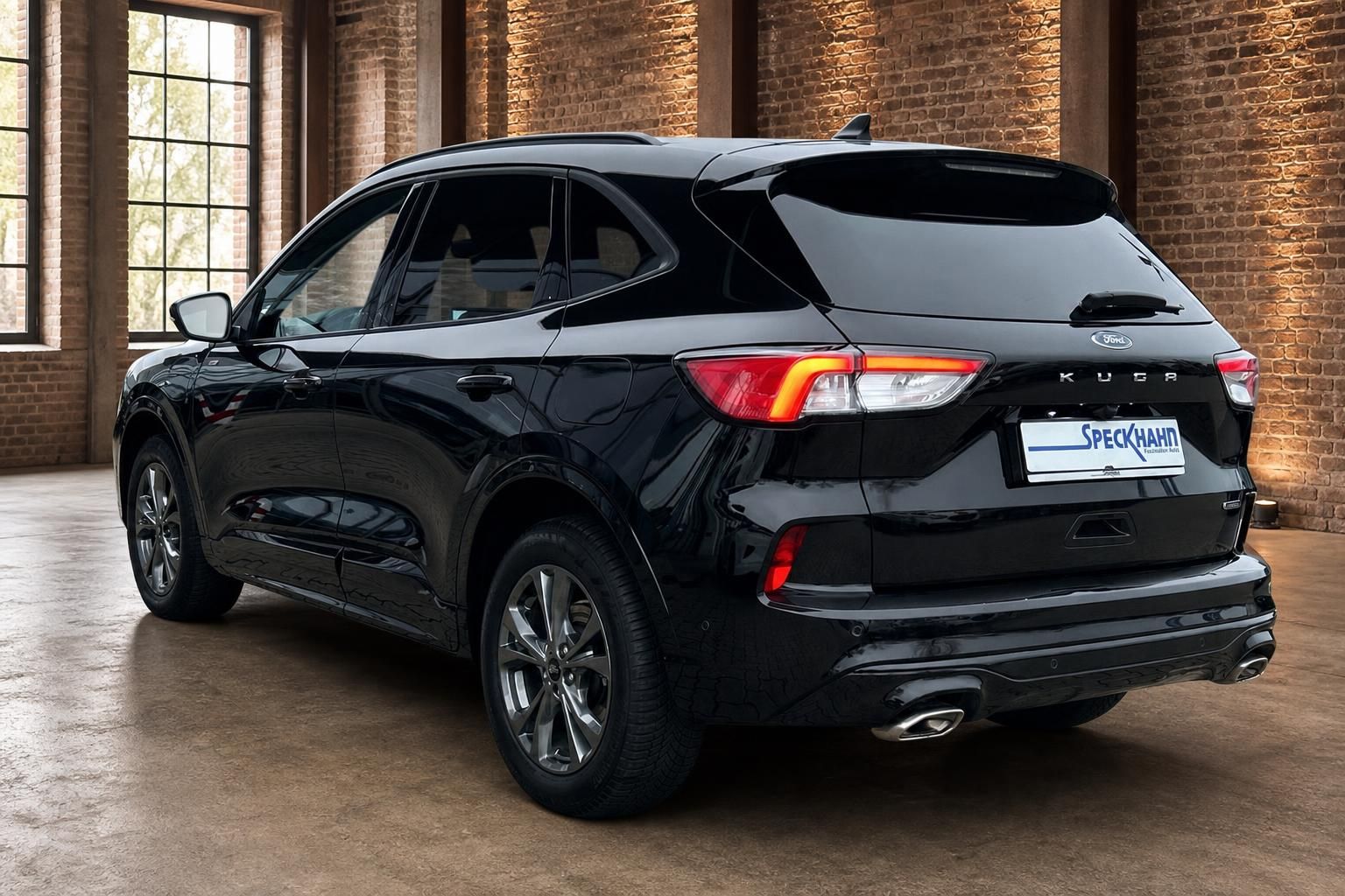Ford Kuga schwarz Heckansicht seitlich in Loftgebäude