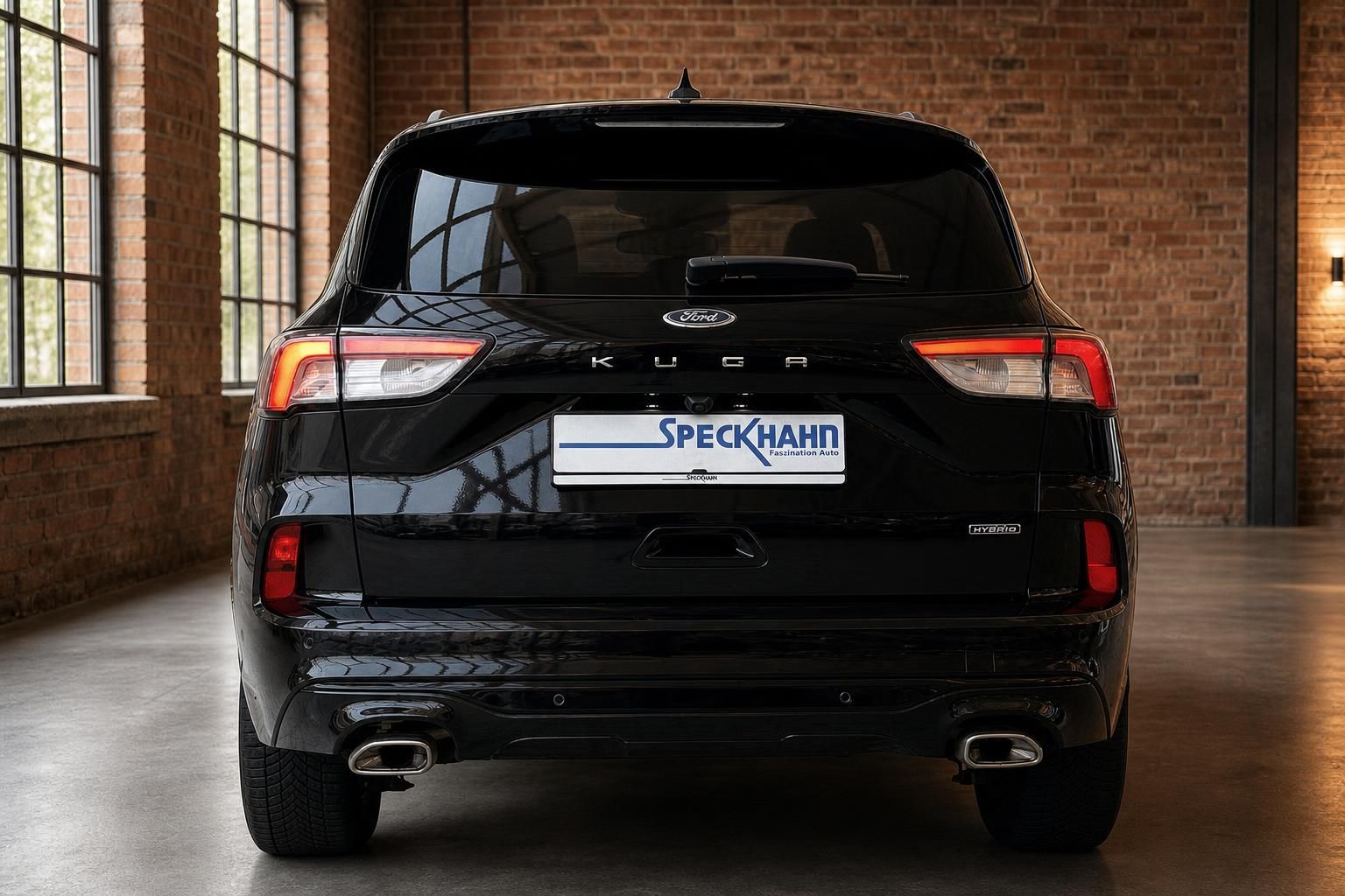 Ford Kuga Hybrid schwarz Heckansicht frontal mit Rücklichtern