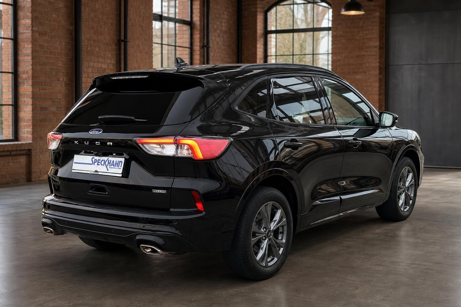 Ford Kuga Hybrid schwarz Heck-Seitenansicht in Loftambiente