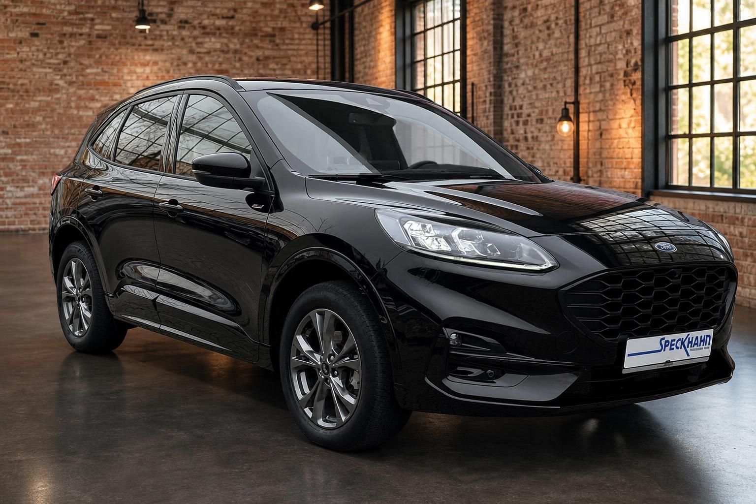 Ford Kuga schwarz Front-Seitenansicht im Industrieloft