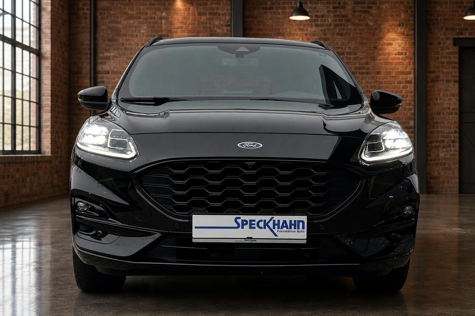 Ford Kuga schwarz Frontansicht mit LED-Scheinwerfern in Industriehalle