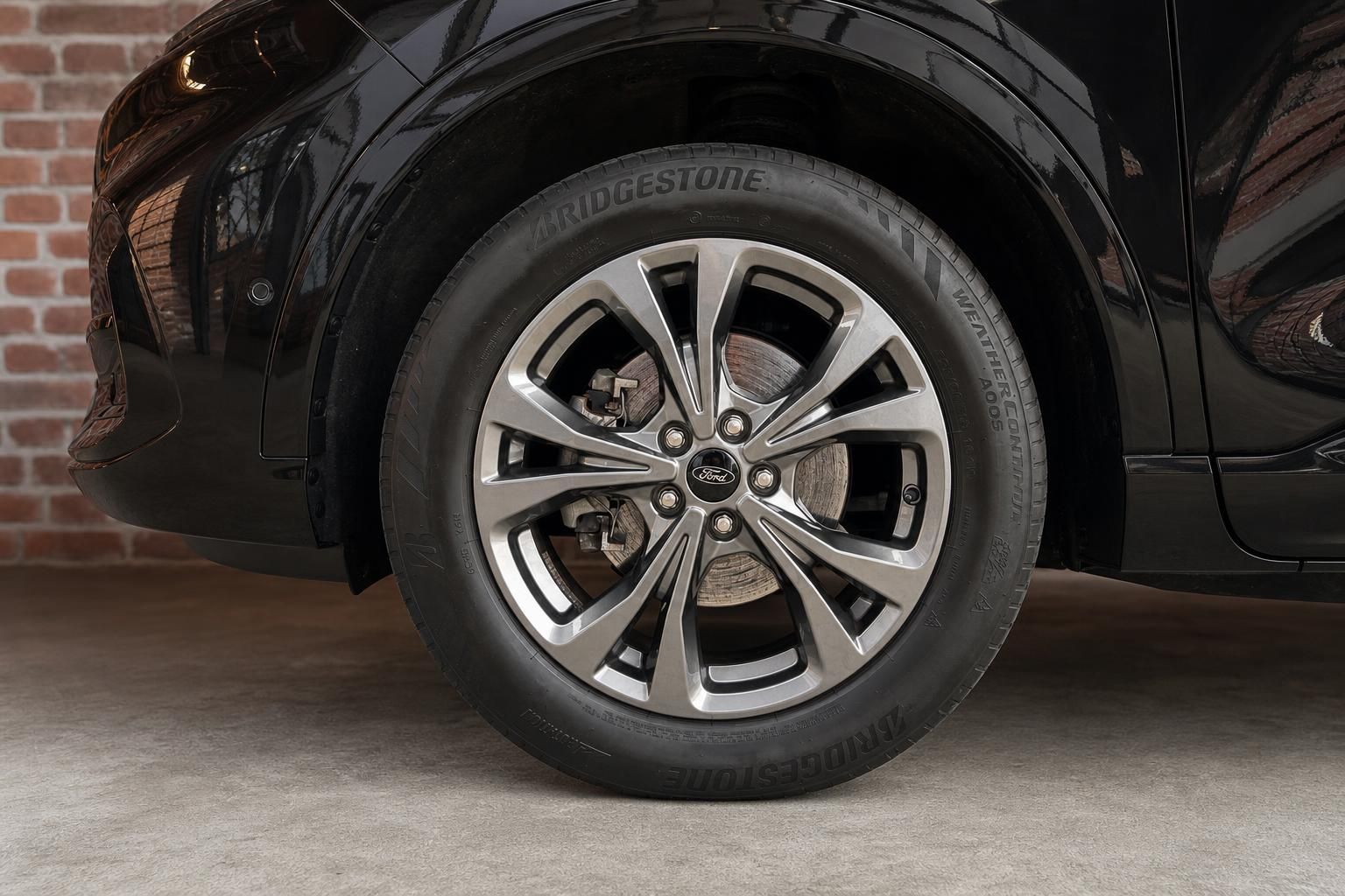 Ford Kuga Detailansicht Leichtmetallfelge mit Bridgestone Reifen