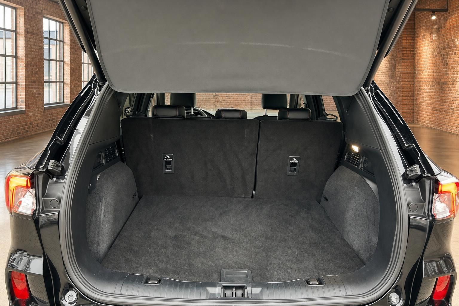 Ford Kuga Kofferraum mit großem Ladevolumen und umgeklappten Sitzen