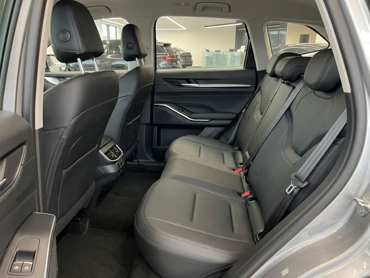 Fahrzeug Rücksitzbank mit grauen Ledersitzen und Sicherheitsgurten im modernen Auto Innenraum