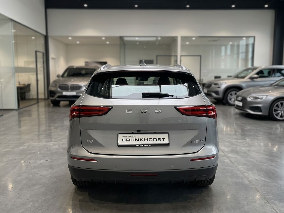 GWM Haval H6 HEV Heckansicht silber im Autohaus, Rückleuchten und Kennzeichen sichtbar