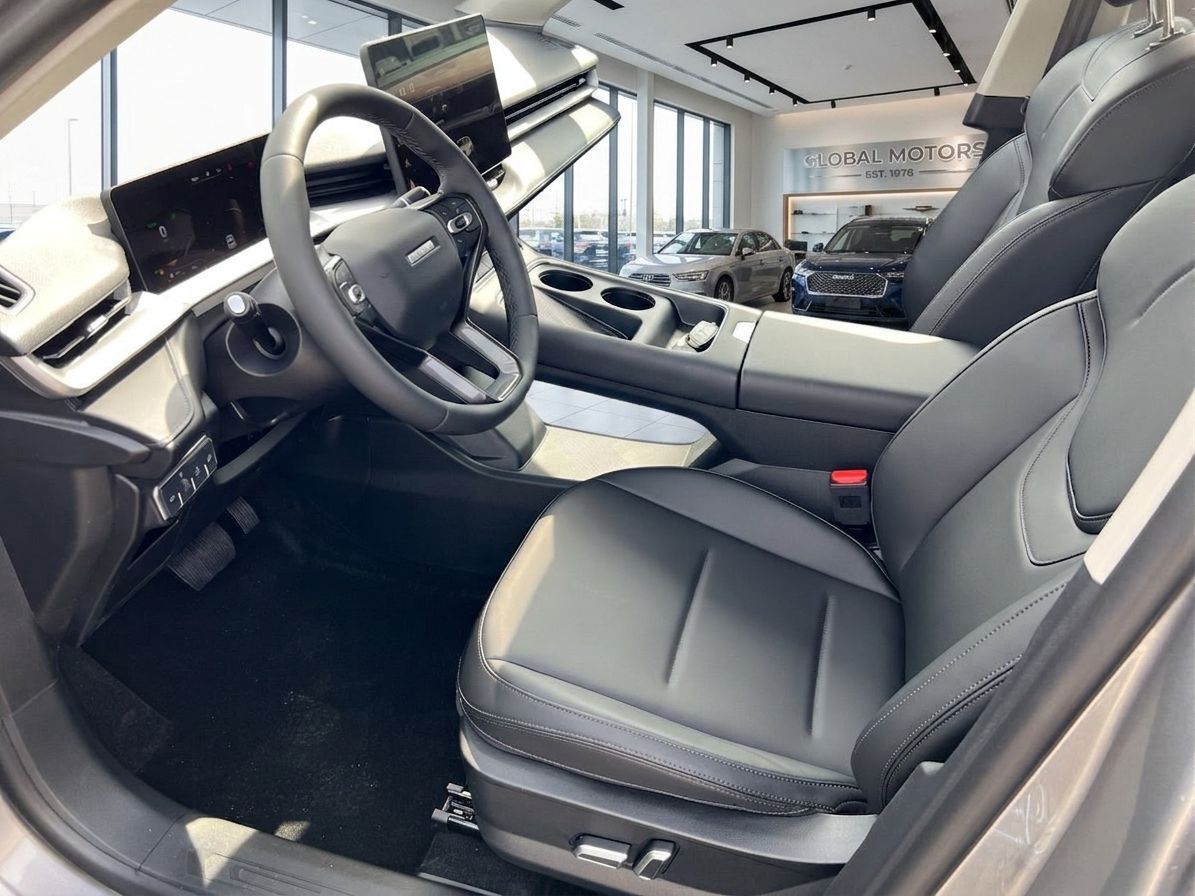 GWM Fahrzeug Innenraum mit schwarzen Ledersitzen, Lenkrad und Armaturenbrett