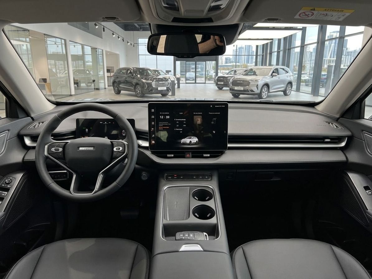 Modernes Fahrzeug Cockpit mit Lenkrad, digitalem Display und Touchscreen im Autohaus Showroom