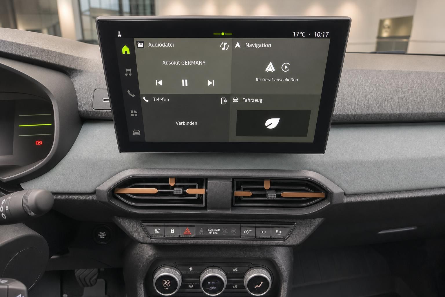 Infotainment-Touchscreen mit Navigation und Klimabedienung im Fahrzeuginnenraum