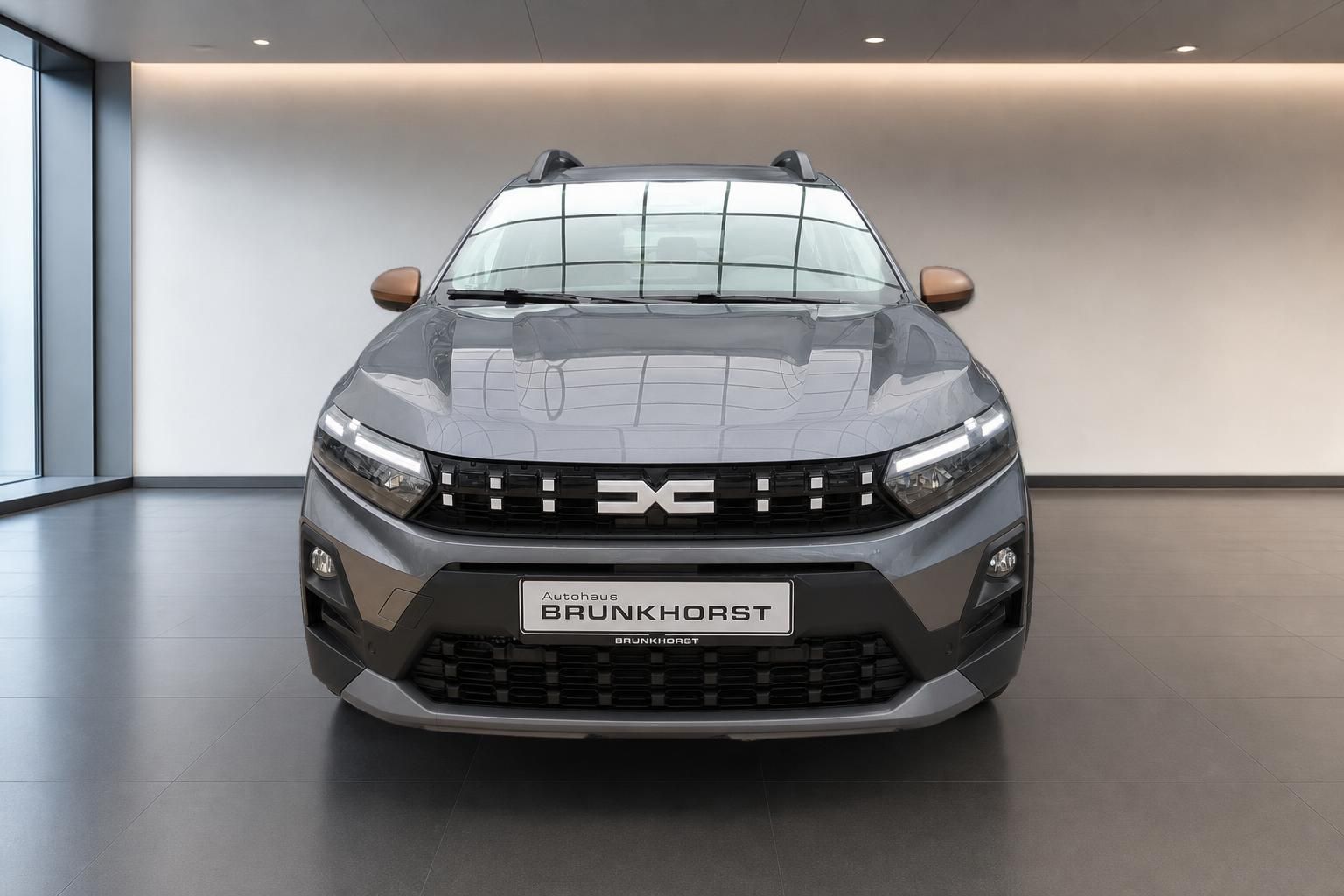 Dacia Frontalansicht mit LED-Scheinwerfern im Autohaus Brunkhorst