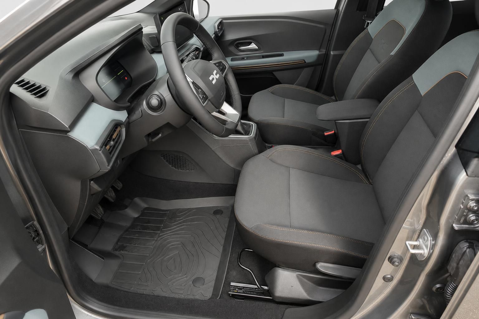Dacia Innenraum mit Sportsitzen und schwarzem Cockpit, Vorderansicht