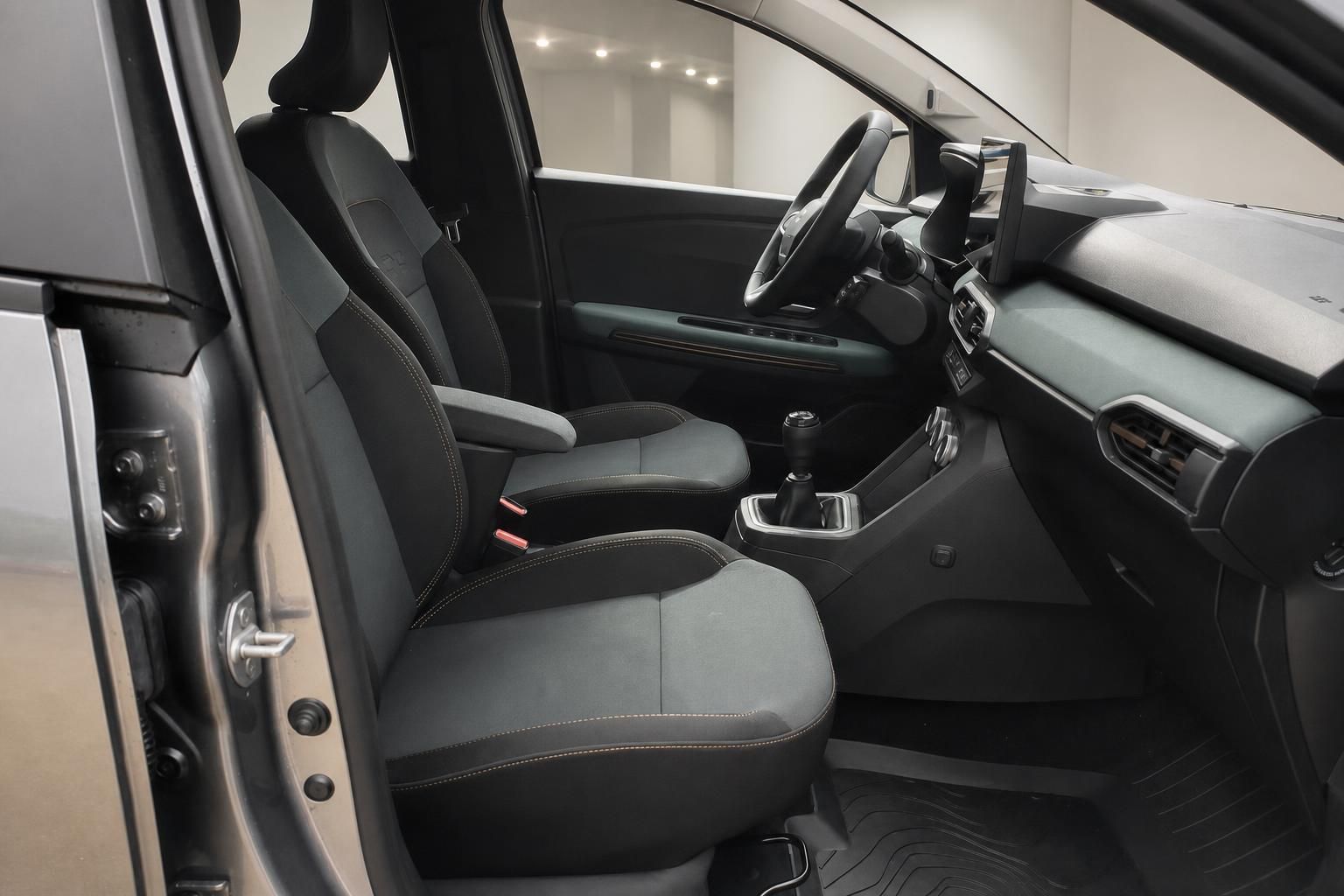 Dacia Innenraum Vordersitze und Armaturenbrett, Blick von der Tür