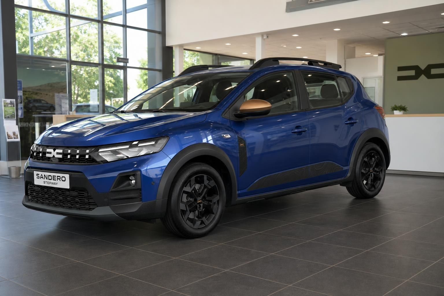 Dacia Sandero Stepway blau in Frontansicht im Autohaus
