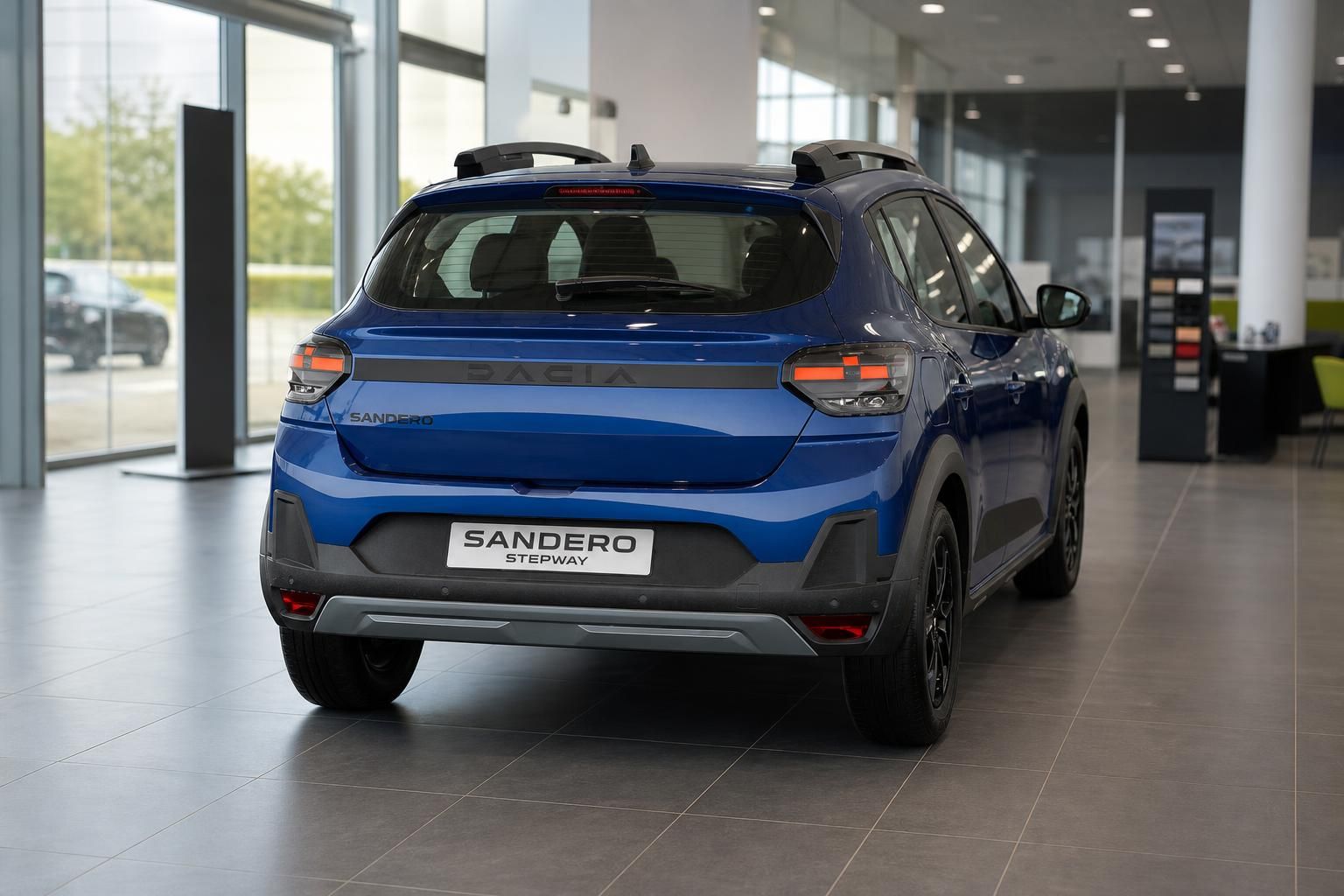 Dacia Sandero Stepway blau Heckansicht im Autohaus Showroom