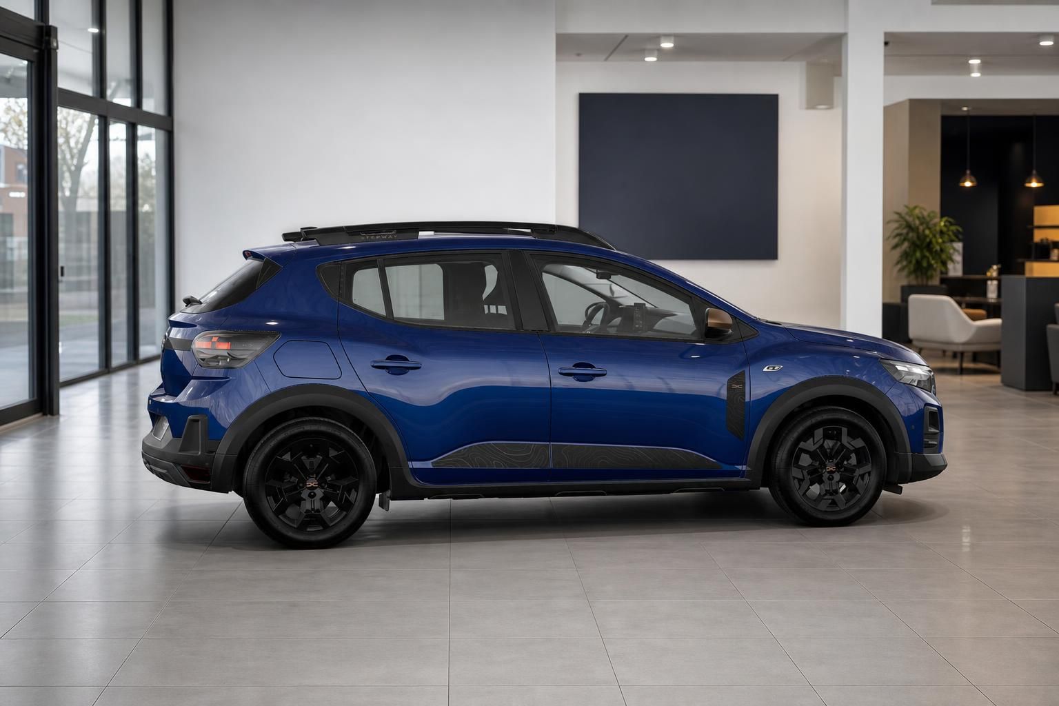 Dacia Sandero Stepway blau Seitenansicht Heck im Showroom