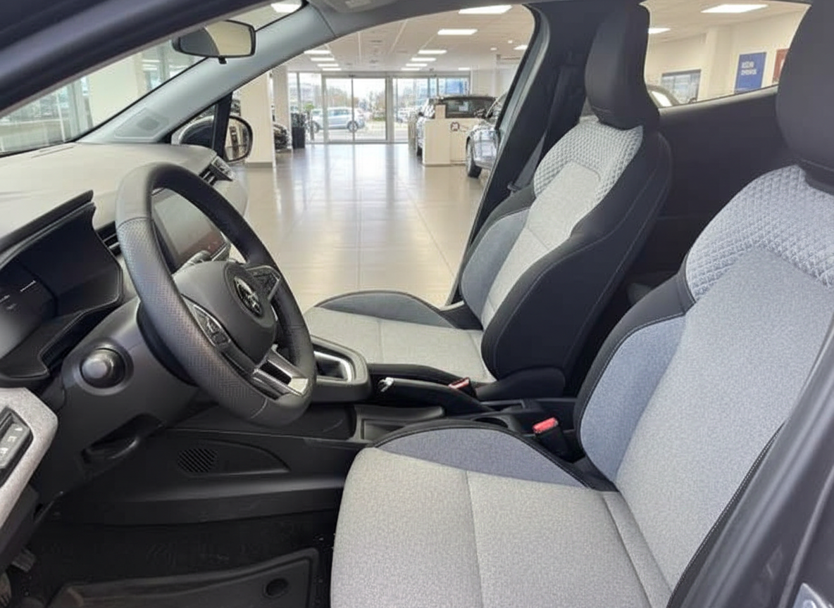Subaru Fahrzeuginnenraum mit grau-schwarzen Stoffsitzen und modernem Cockpit im Autohaus