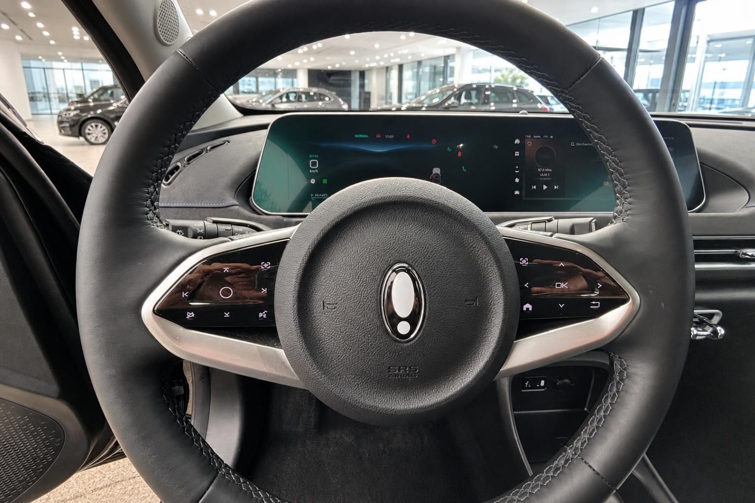 Lenkrad schwarz mit digitalem Tacho und Touchscreen Display