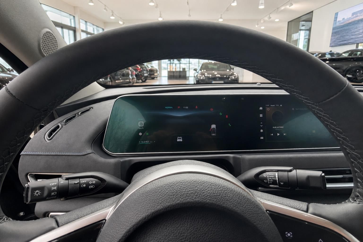 Modernes Auto-Cockpit mit digitalem Display und Lenkrad im Autohaus Showroom