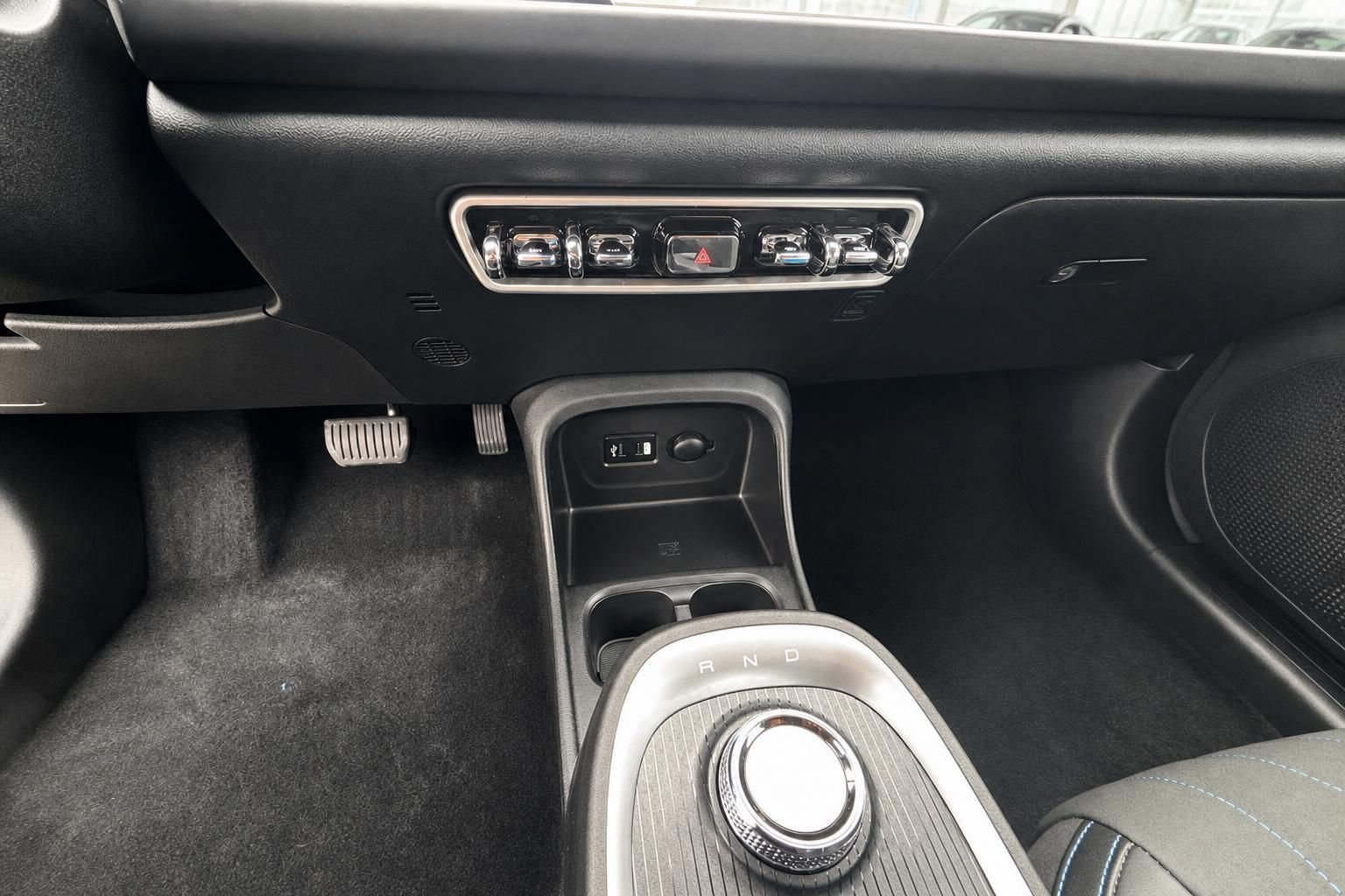 Mittelkonsole mit Automatikwählhebel und Bedienungstasten im Fahrzeuginnenraum