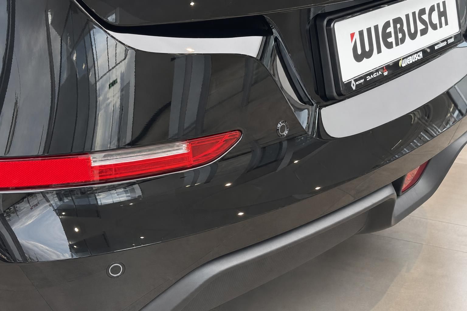 Fahrzeug Heckklappe Detail schwarz mit Rücklicht und Kennzeichenhalter