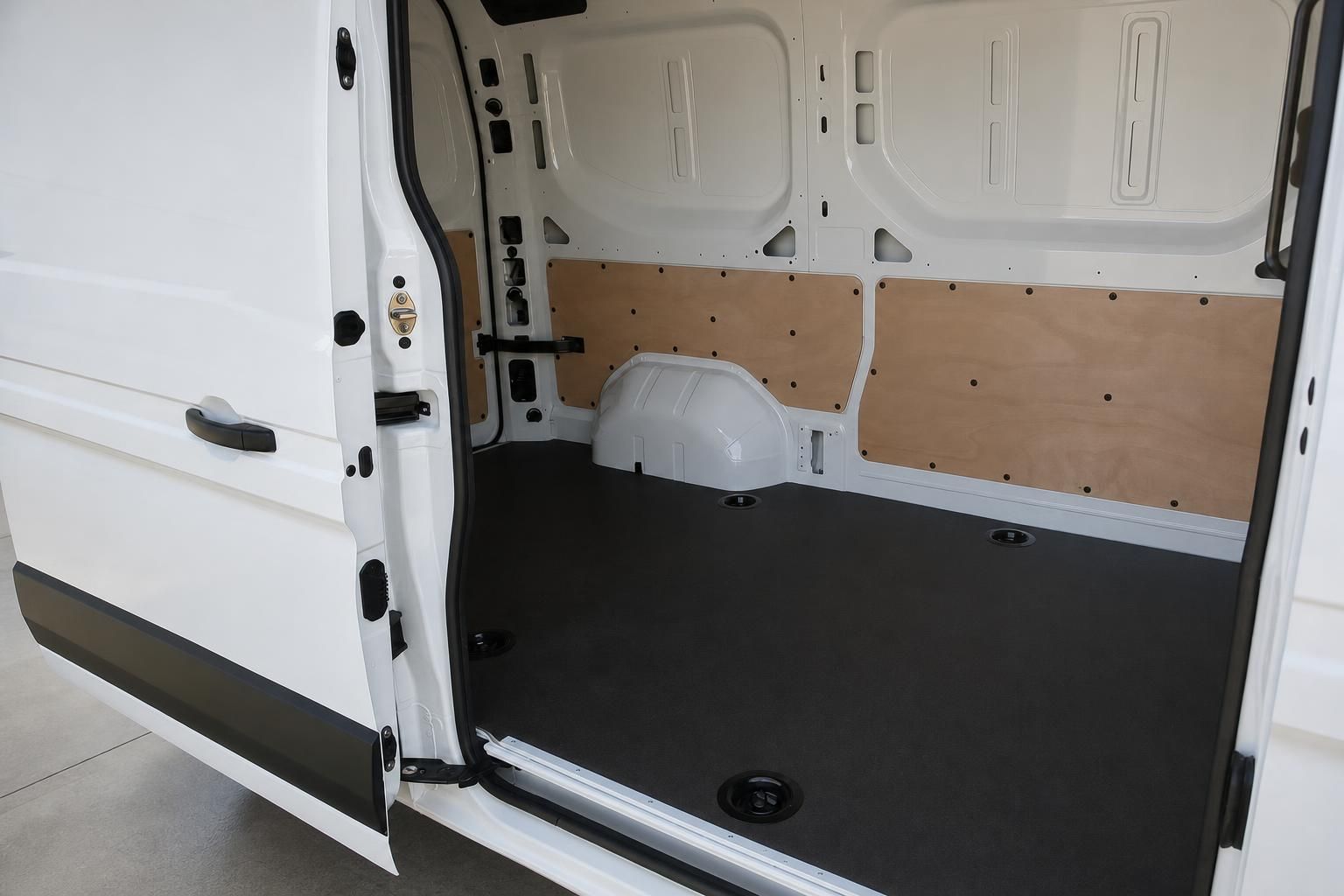 Leerer Laderaum mit Holzverkleidung im Renault Transporter von hinten