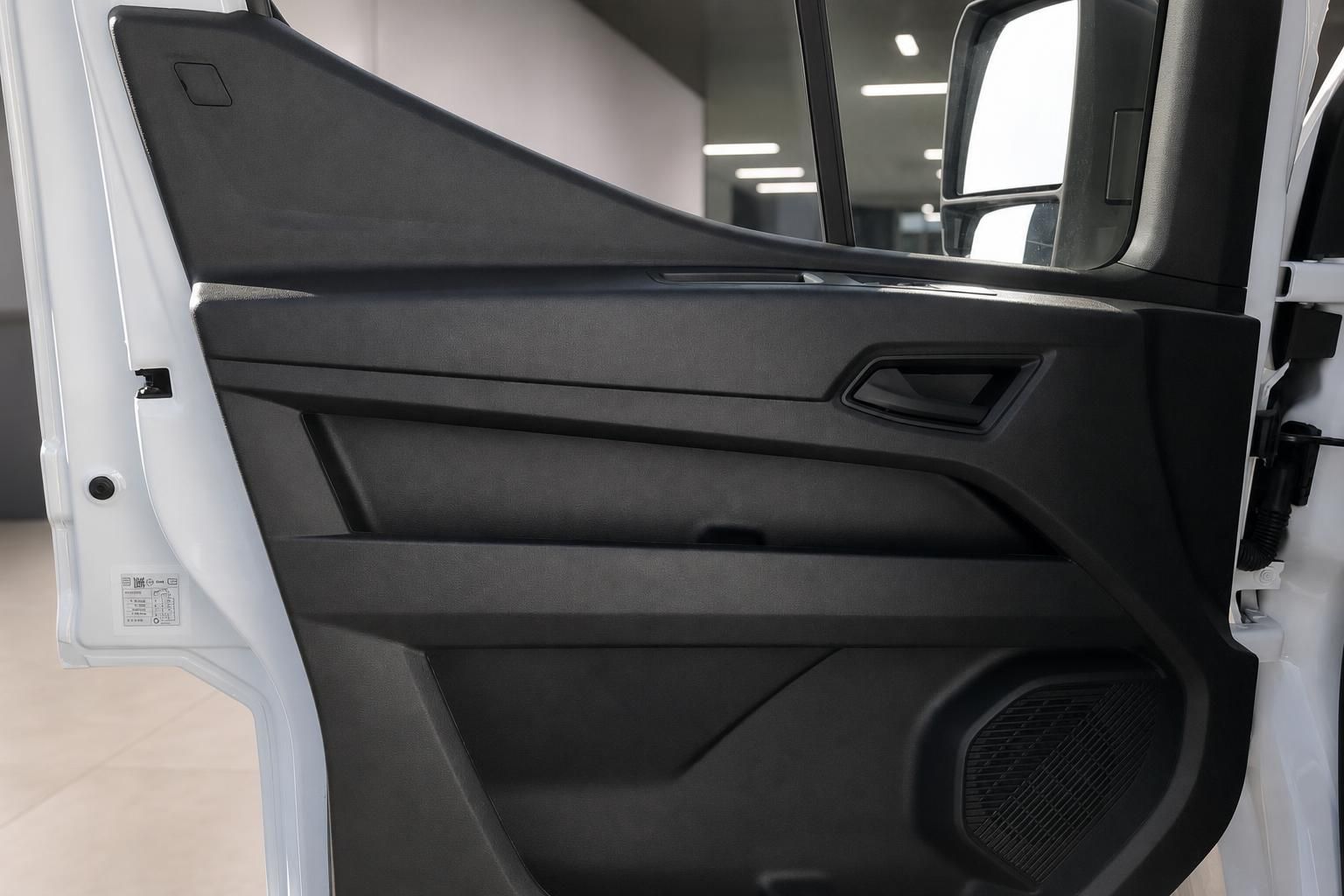 Detailansicht der Türverkleidung mit Seitenspiegel am Transporter