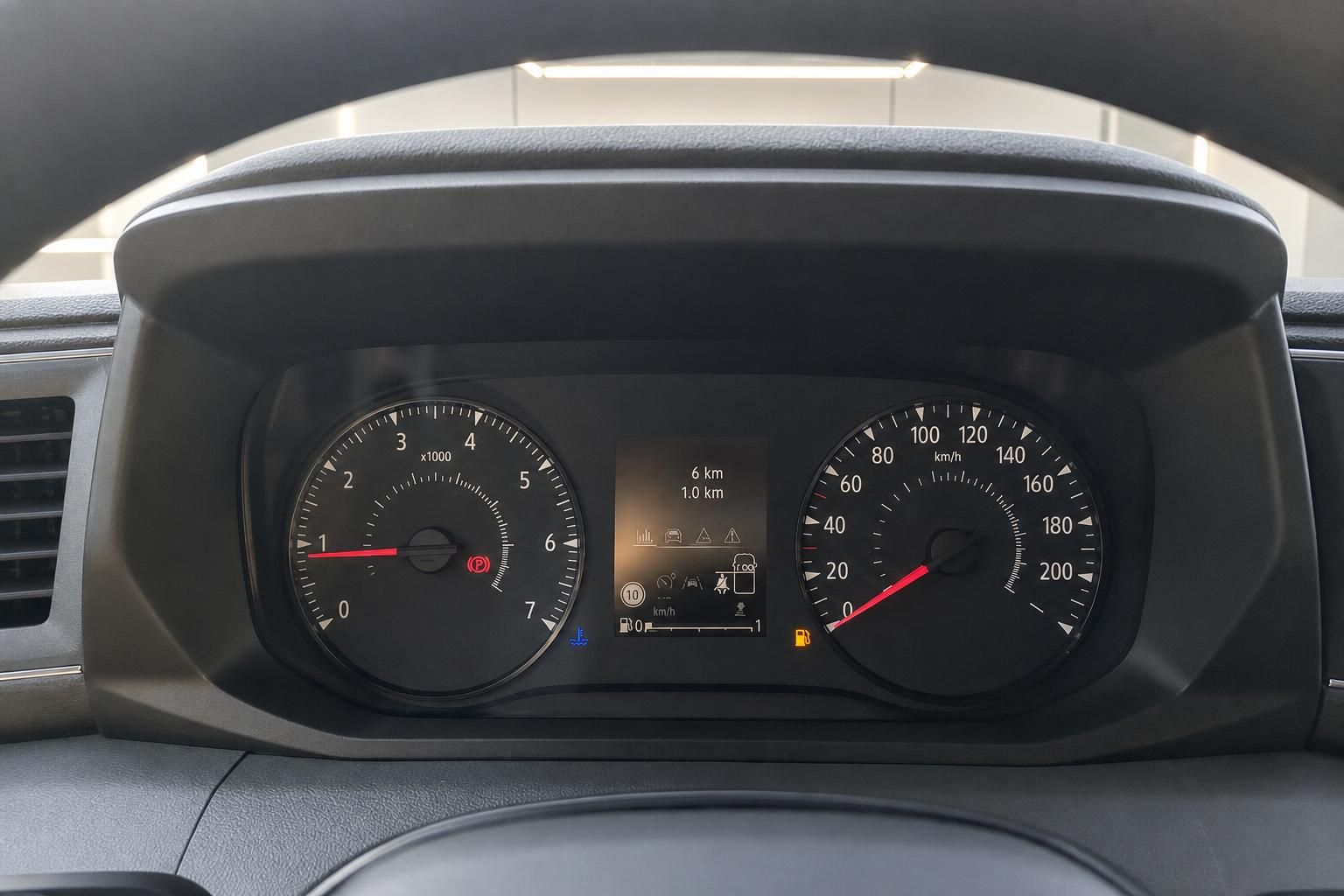 Cockpit mit Tacho und Drehzahlmesser eines Transporters