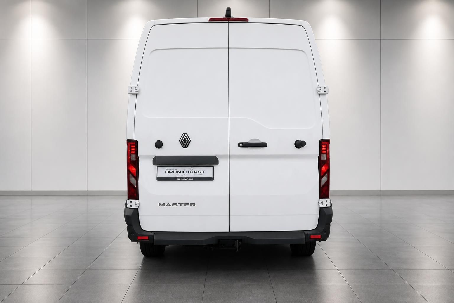 Renault Master weiß, Heckansicht mit Doppeltüren im Showroom