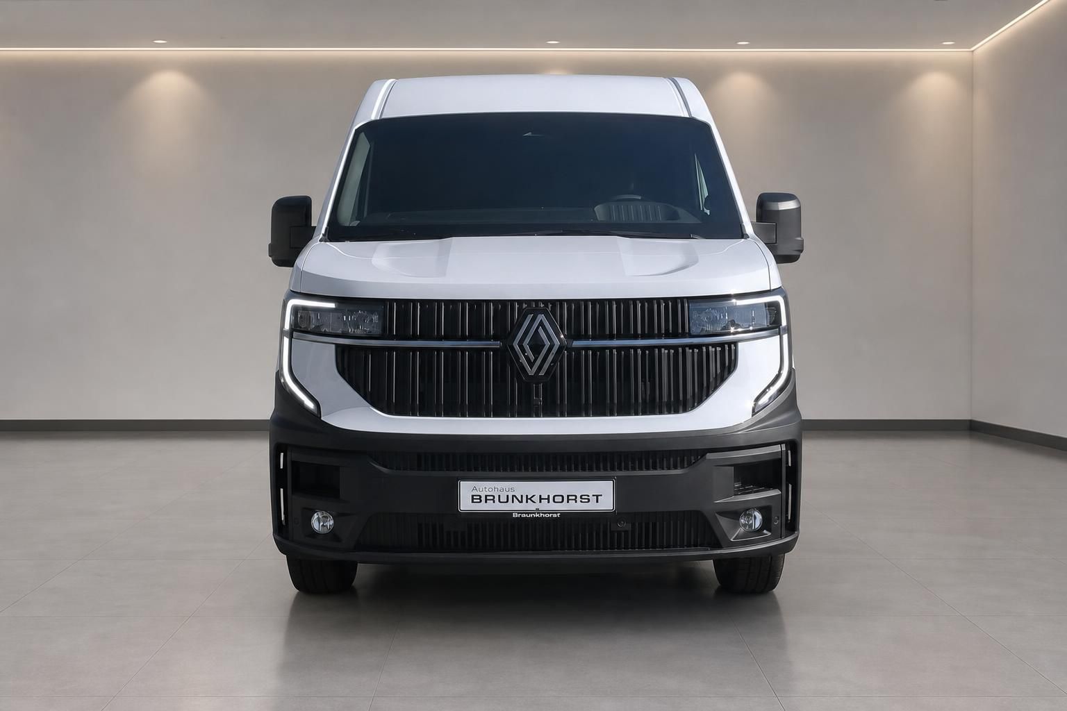 Renault Master weiß, Frontansicht mit Kühlergrill im Autohaus