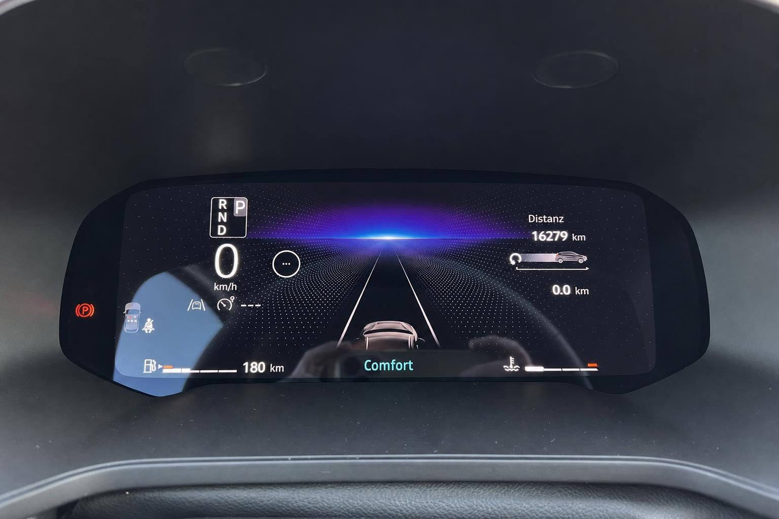 Modernes digitales Armaturenbrett mit Head-Up-Display und Navigationssystem im Fahrzeuginnenraum
