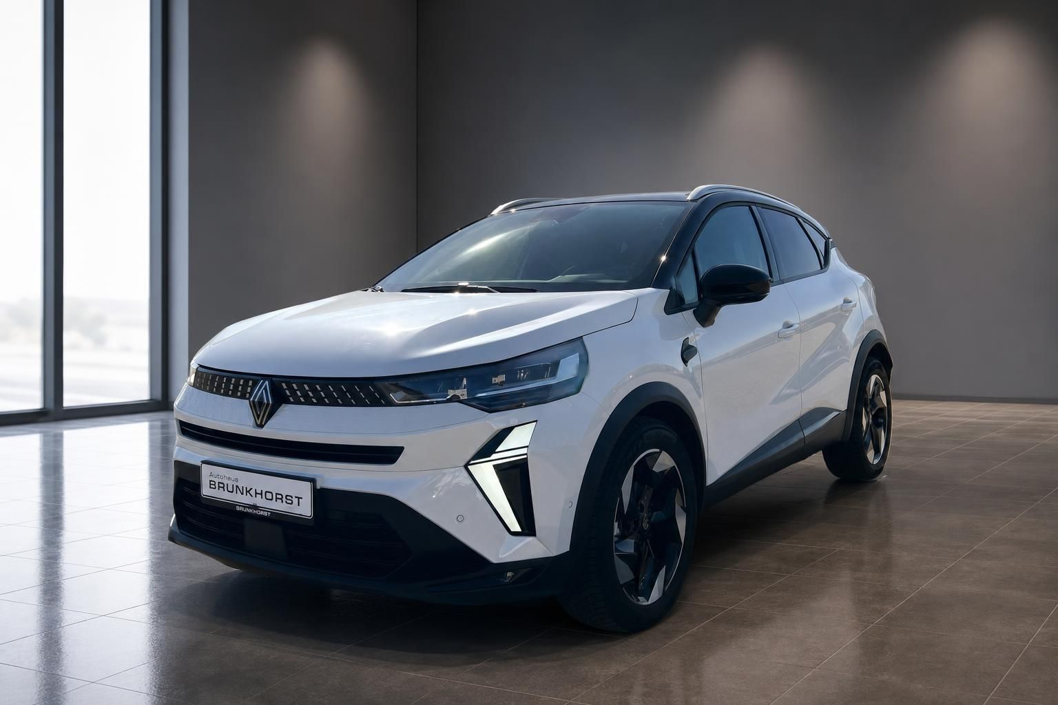 Weißer Renault Captur Elektro-SUV in modernem Autohaus-Showroom - Seitenansicht