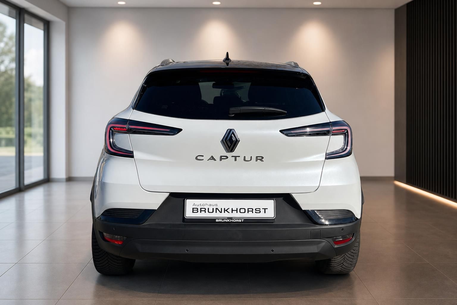 Weißer Renault Captur Heckansicht mit LED-Rückleuchten im Autohaus Brunkhorst