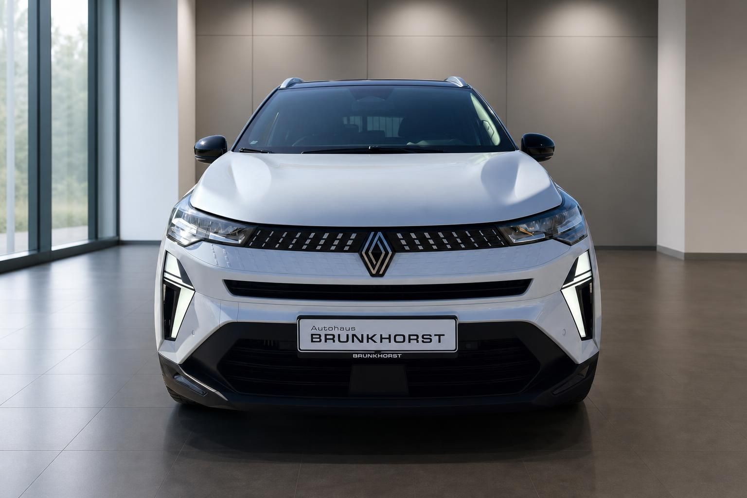 Weißer Renault Captur Frontansicht im Autohaus Brunkhorst Showroom