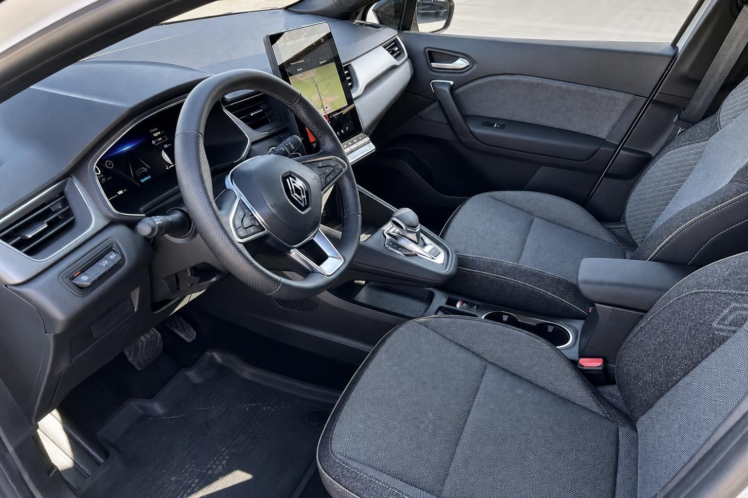 Renault Captur Innenraum mit modernem Cockpit und Touchscreen-Display