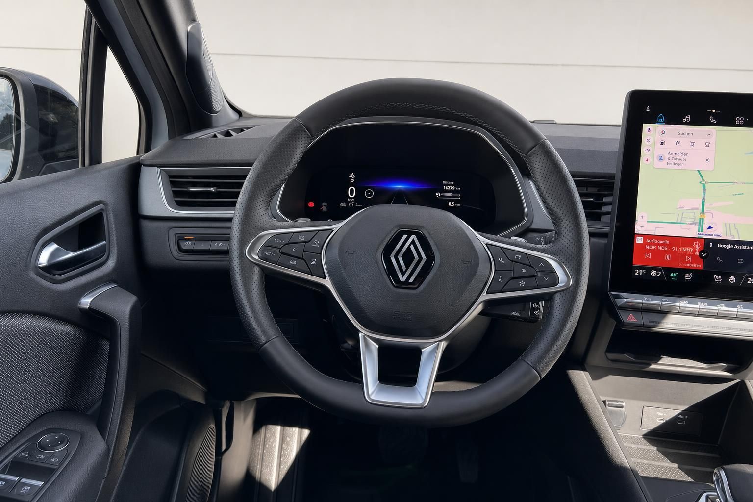 Renault Fahrzeug Innenraum Cockpit mit Lenkrad und digitalem Armaturenbrett