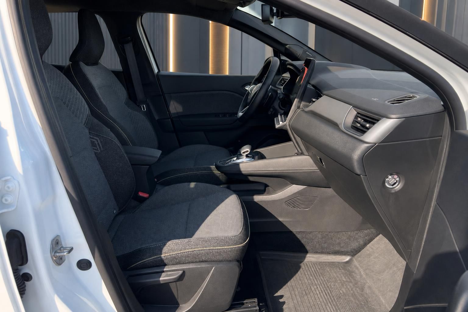 Renault Fahrzeug Innenansicht Beifahrerseite mit Sitzen und modernem Interieur