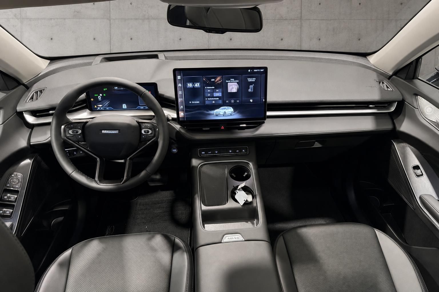 Cockpit mit Lenkrad und Infotainment-Display im Innenraum